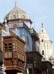 Balcones Coloniales de Casa de Osambela  Domingo Giribaldi - Archivo de PromPerú